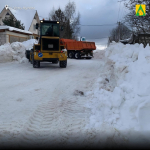Вчера в селе Усть-Кулом по улице Строителей была проведена расчистка и расширение дороги от снега.